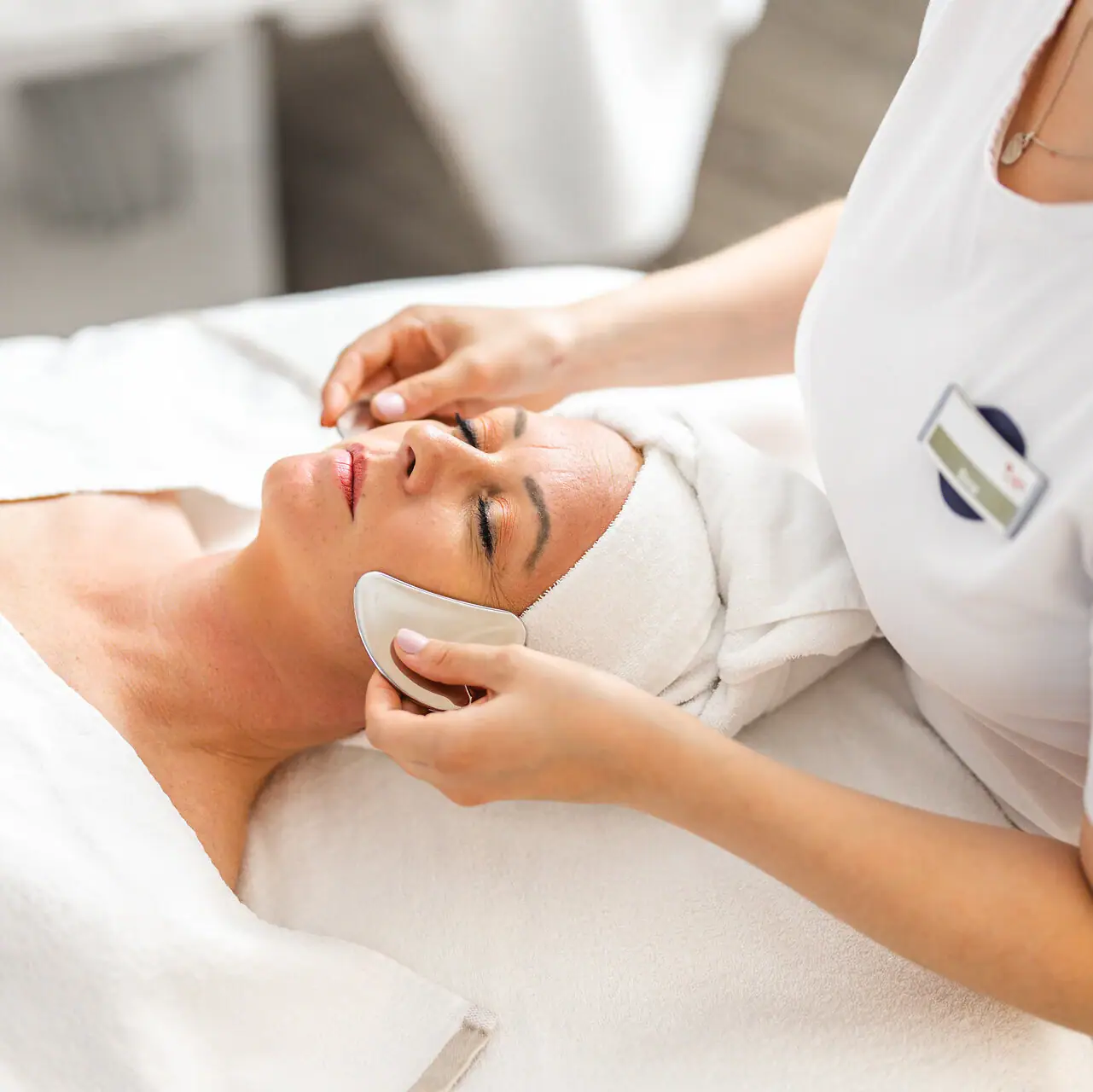 Gesichtsanwendung Eine Frau erhält eine Gesichtsmassage.