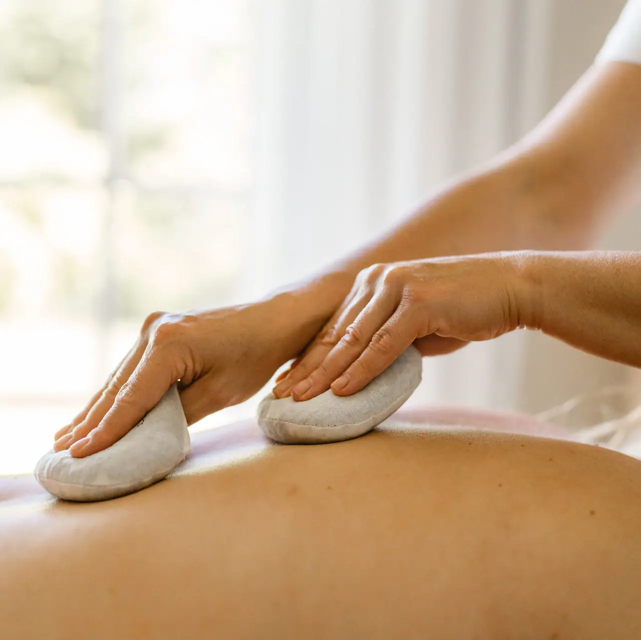 SPA Anwendung Eine Person erhält eine Massage.