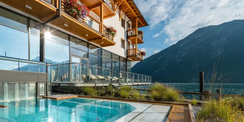 Swimmingpool neben einem Gebäude mit Bergblick. Swimmingpool neben einem Gebäude mit Bergblick.