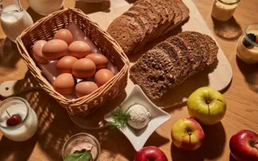 Ein Korb mit Eiern und Brot auf einem Tisch.