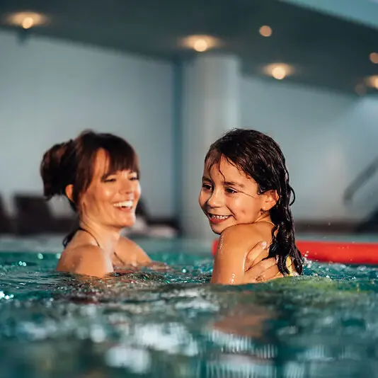 Badewelt Eine Frau und ein Mädchen im Schwimmbecken.