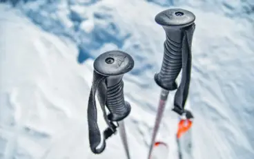 Zwei Skistöcke im Schnee.