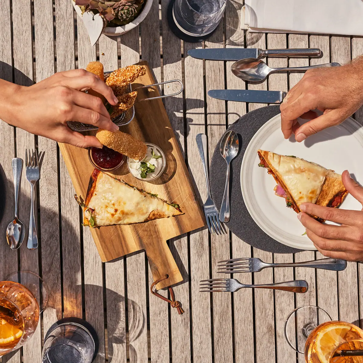 Tisch mit Speisen Eine Person isst Fast Food an einem Tisch.