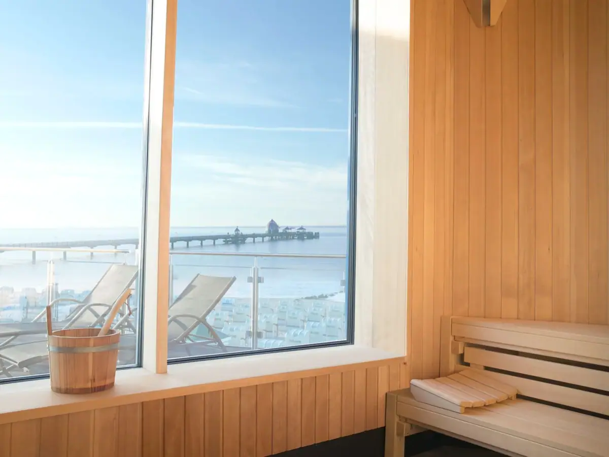 Eine Saua mit Blick auf das Wasser und die Seebrücke.