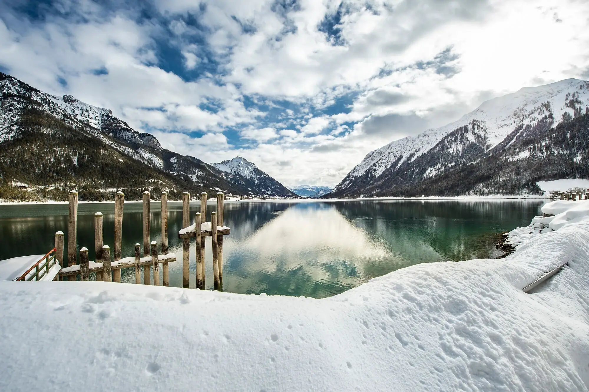 Achensee im Winter Verschneiter Berg und See in winterlicher Landschaft.