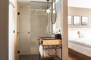 Familienzimmer Ein Badezimmer mit einer Glastür in der Dusche.