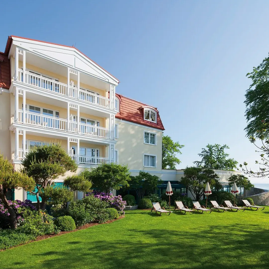 Rasen mit Stühlen vor einem Gebäude