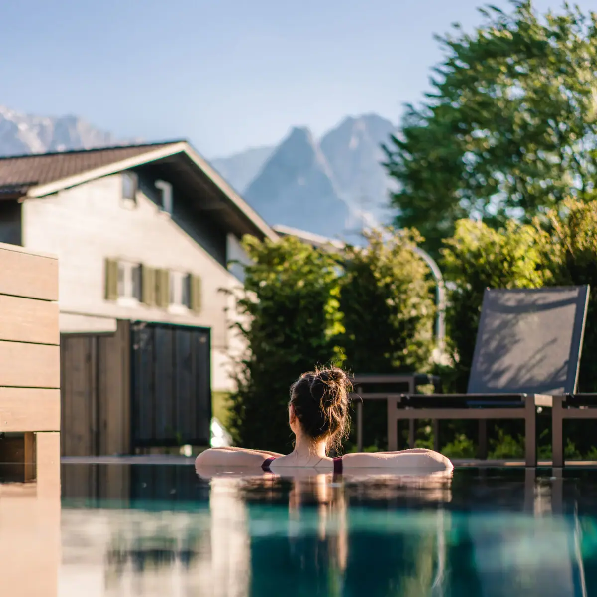 Außenpool Eine Frau schwimmt in einem Außenpool.