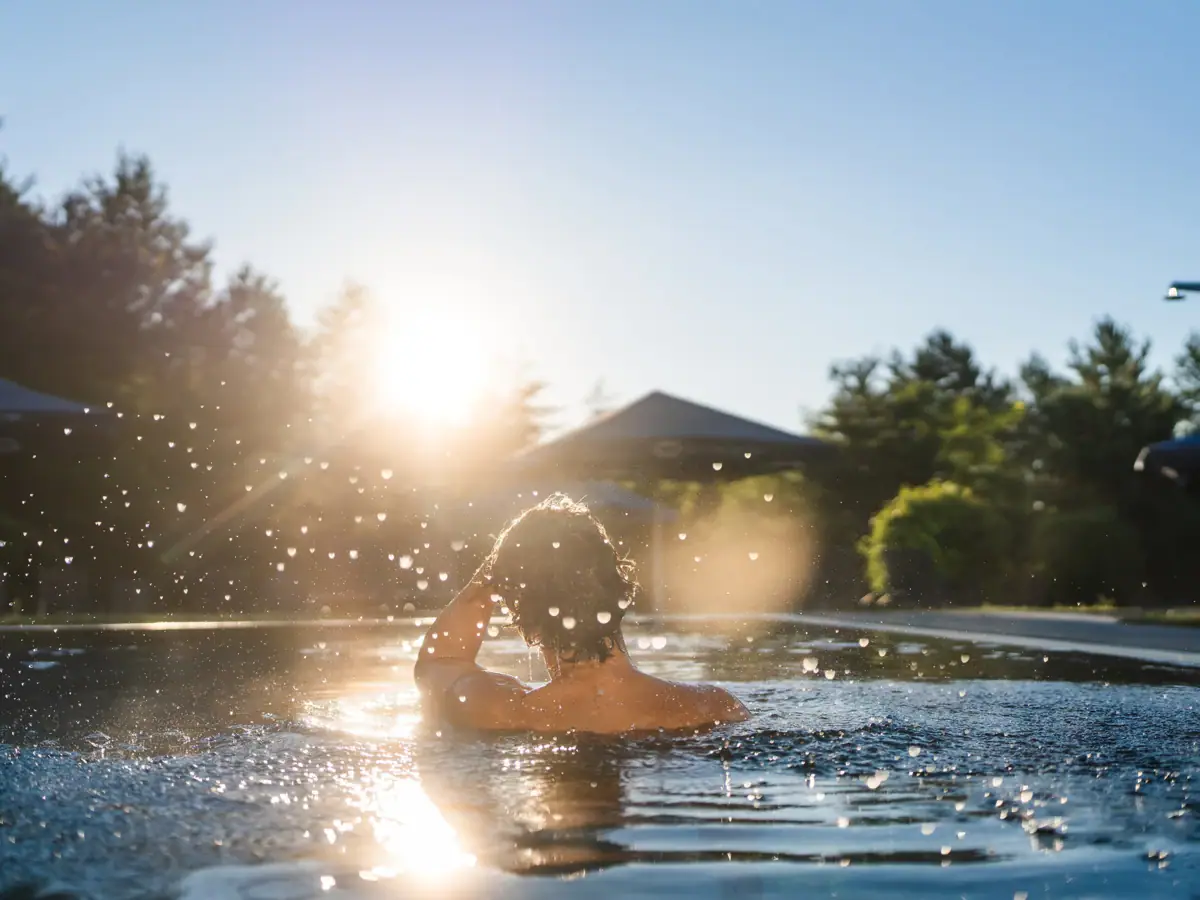 Außenpool Eine Person schwimmt in einem Außenpool.