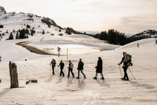 Winterwanderung Eine Gruppe von Menschen geht auf Schnee.