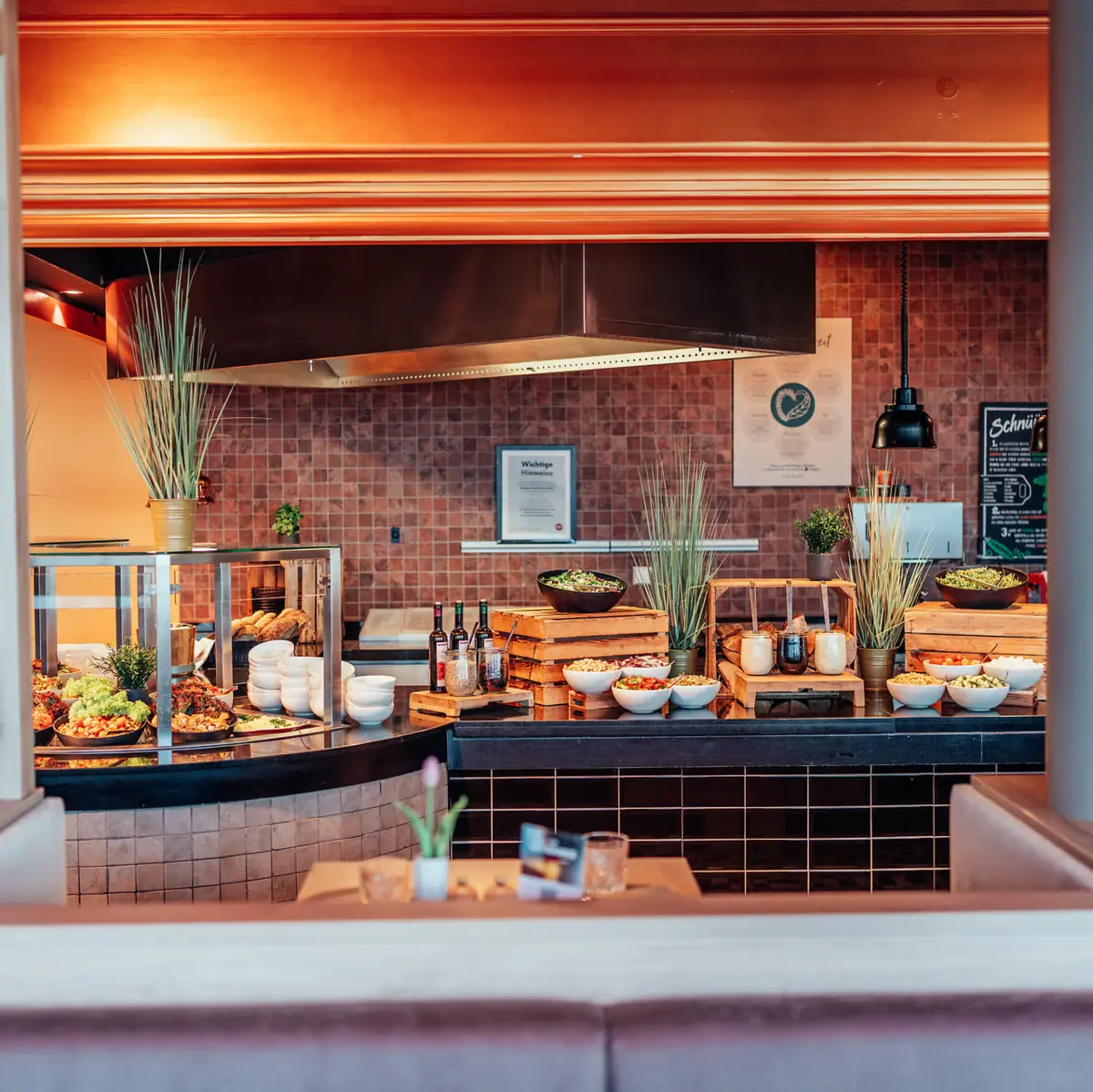 Abendbuffet Buffet mit verschiedenen Speisen in einem Restaurant.