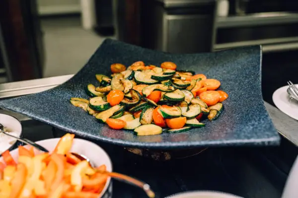 Vegetarische Gerichte Ein Teller mit Gemüse auf einem Tisch.