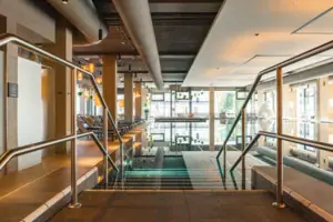 Innenpool Großes Hallenbad mit Handlauf und Tageslicht.