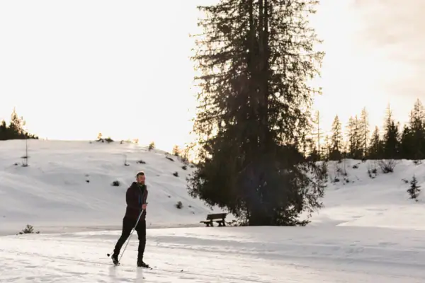 Skilanglauf Eine Person steht im Schnee.