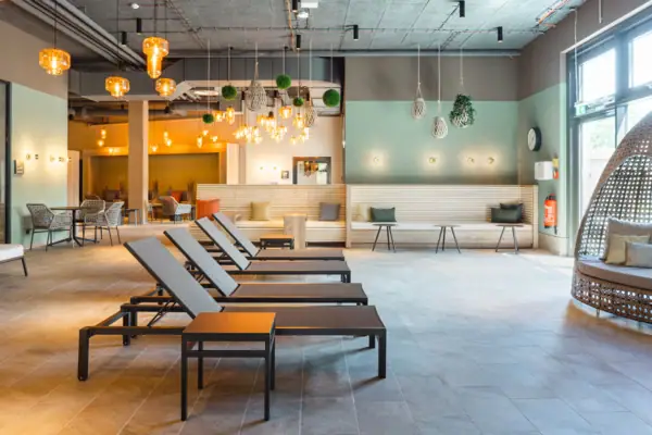 Liegen Ein Raum mit Stühlen und einer Bank.