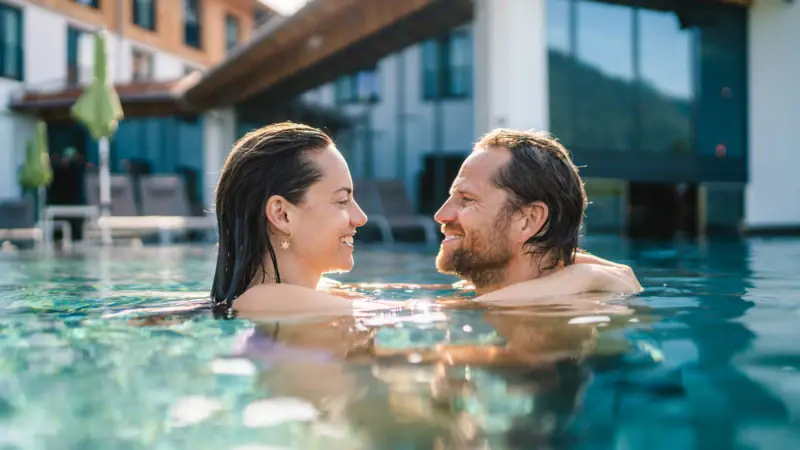 Paar im Außenpool Ein Mann und eine Frau in einem Pool.