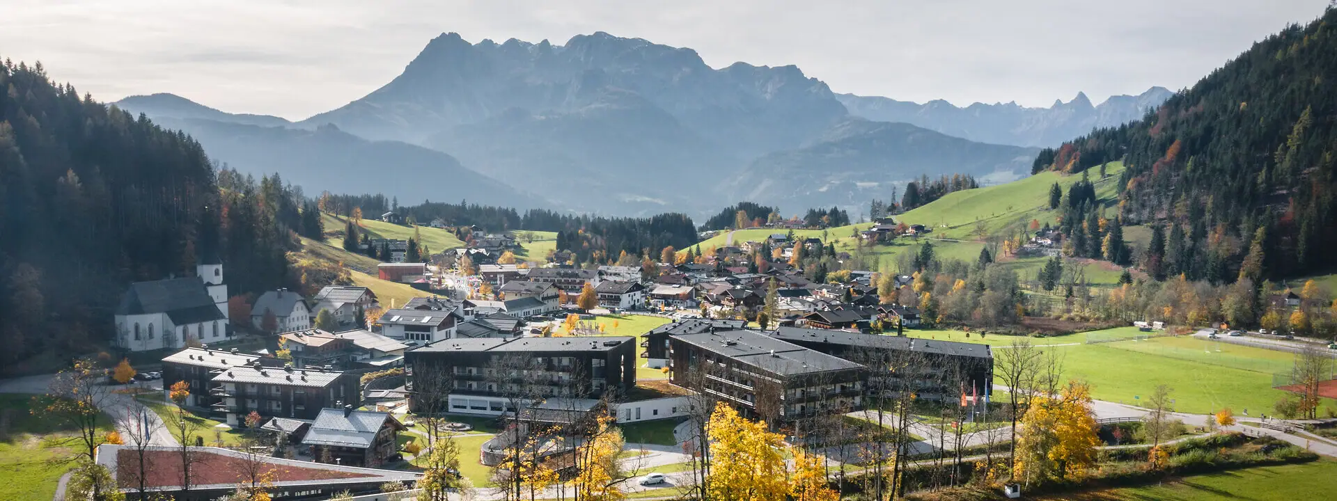 Bergresort Werfenweng Kleinstadt in einem Tal mit Bergen im Hintergrund.