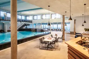 Innenpool Ein Innenpool in einem Gebäude mit Decke und Möbeln.