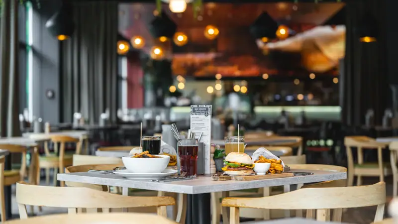 Bar-Snacks Ein Tisch mit verschiedenen Speisen und Getränken darauf.