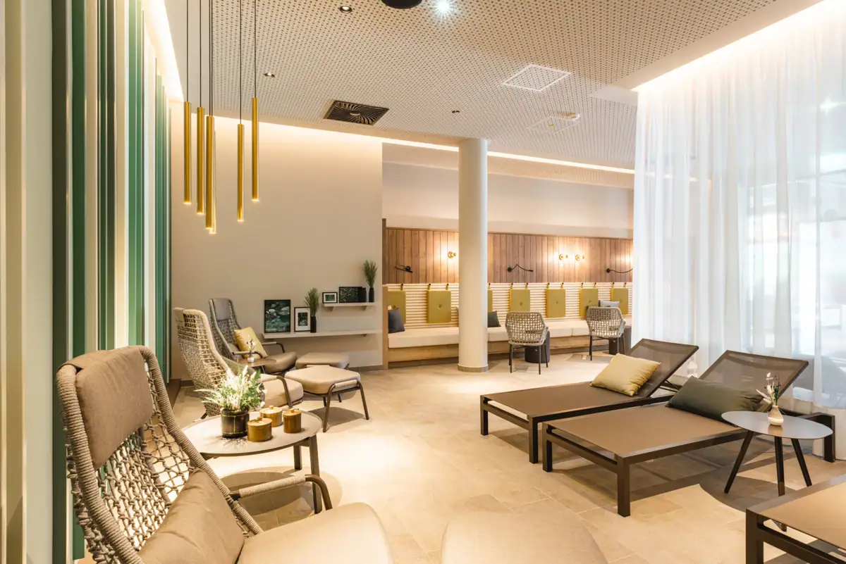 Ruhebereich Ein Raum mit Stühlen und Tischen.