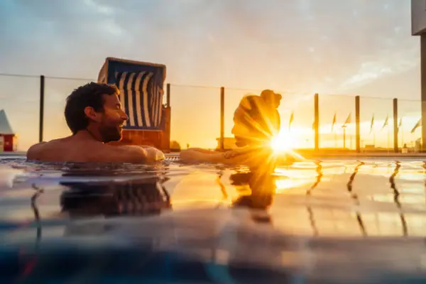 Außenpool Ein Mann und eine Frau im Pool.