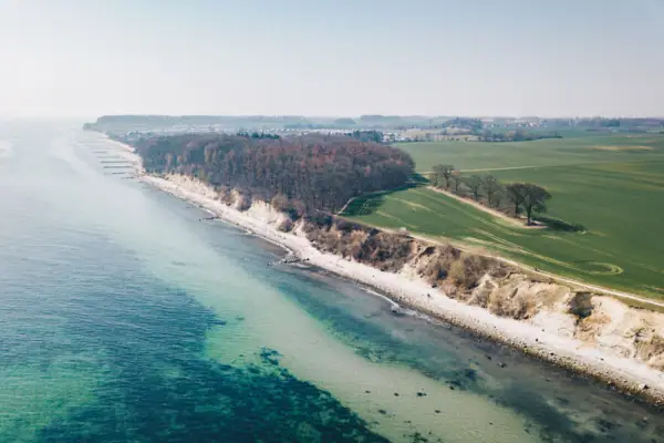 Steilküste Strand mit Blick auf das Meer und den Himmel im Hintergrund.