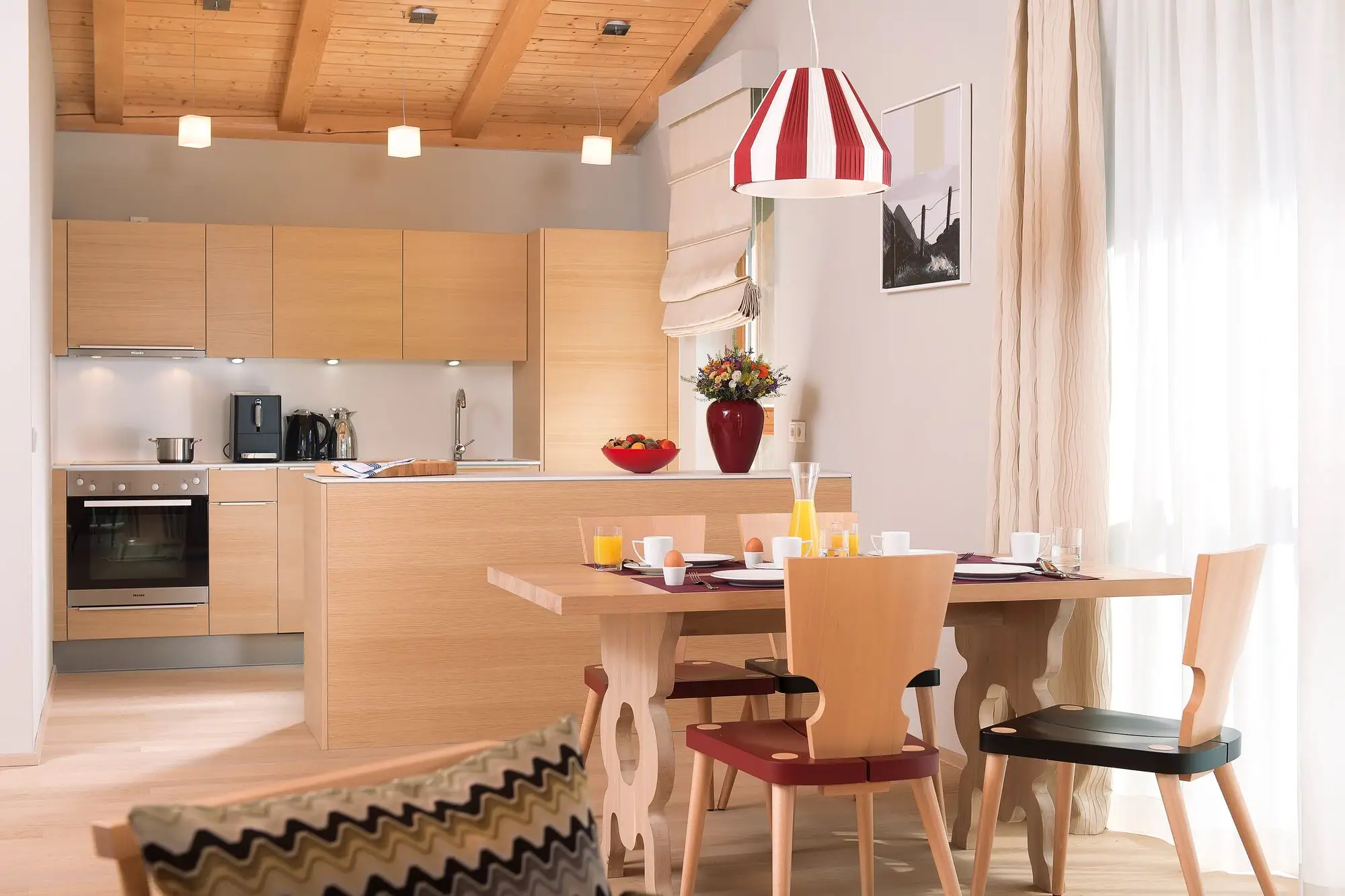 Feriewohnungen Werfenweng Eine Küche und ein Esszimmer mit Tisch und Stühlen.