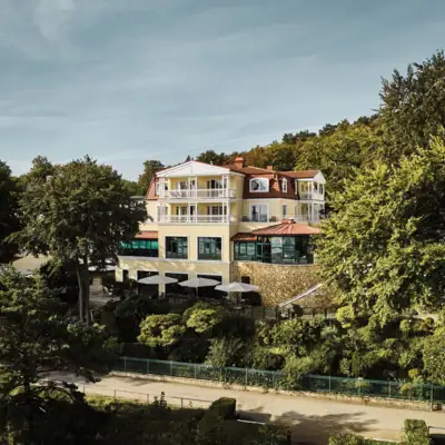 Ein Gebäude umgeben von Bäumen.