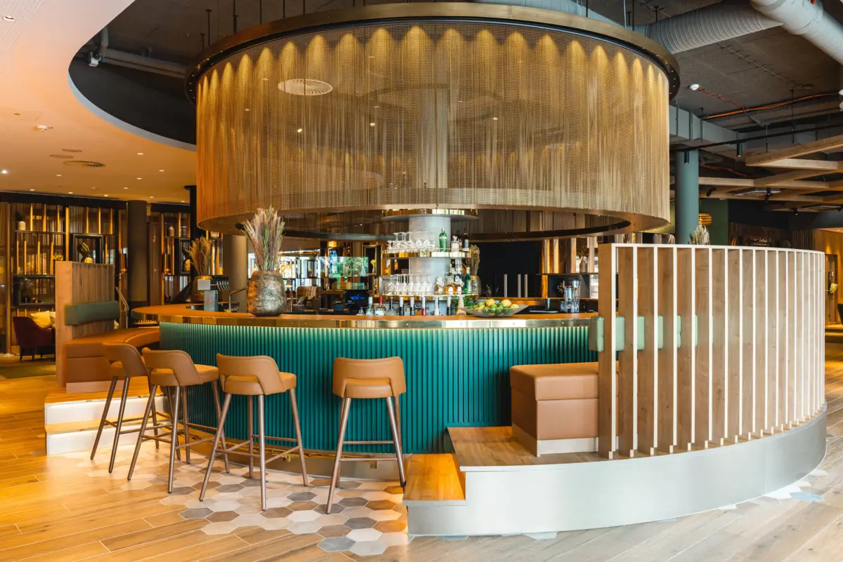 aja Bar Garmisch-Partenkirchen Die aja Bar in Garmisch-Partenkirchen mit einem runden Tresen im modernen Design.