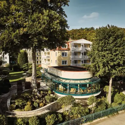 aja Strandhotel Bansin Das aja Strandhotel Bansin umgeben von Bäumen.