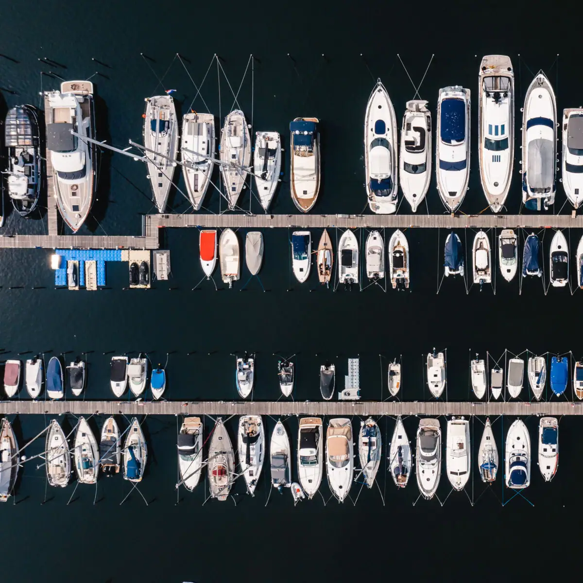 Hafen Eine Gruppe von Booten an einem Steg.