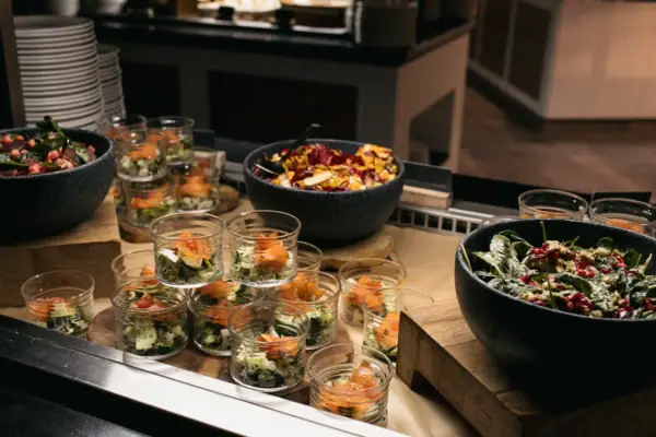 Buffet Ein Buffet-Tisch mit Essen in Gläsern.