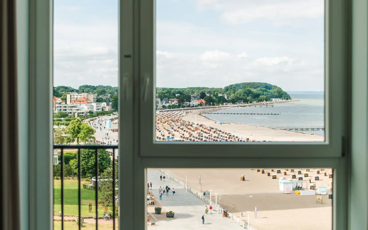 Blick auf einen Strand durch ein Fenster