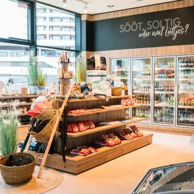 aja Shop Ein Laden mit Regalen voller Lebensmittel und Getränke.