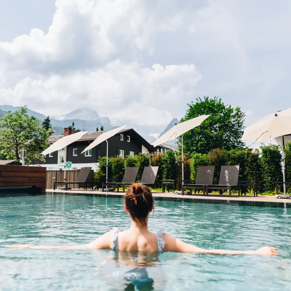 Außenpool Eine Frau in einem Pool.