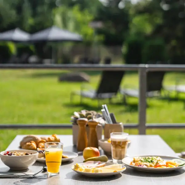 Frühstück Ein Frühstückstisch mit Essen darauf.