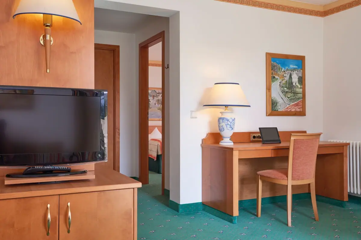 Hotelzimmer Nordperd & Villen Ein Raum mit einem Schreibtisch und einem Fernseher.