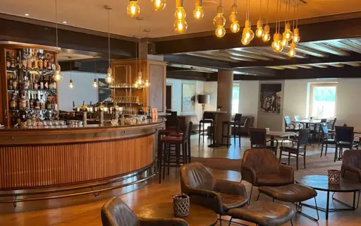 Innenraum einer Bar und Stühlen und Sesseln. Innenraum einer Bar und Stühlen und Sesseln.