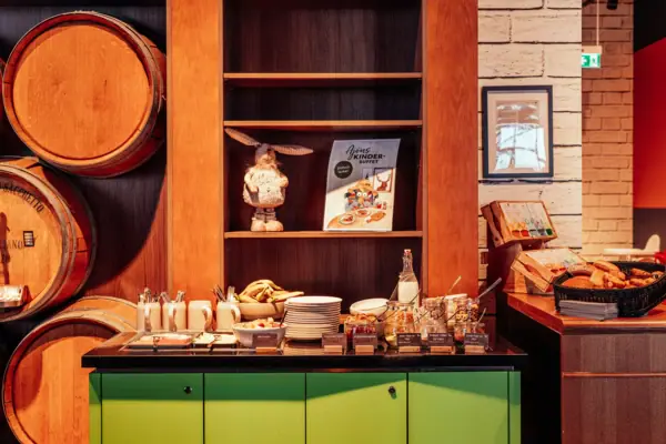 Kinderbuffet Regal mit Lebensmitteln