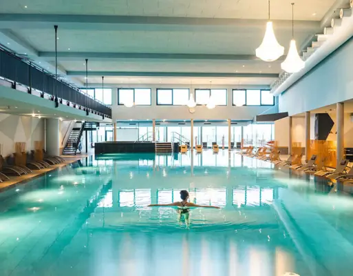 Pools Eine Frau in einem Schwimmbecken.