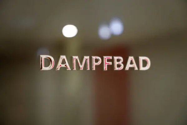 Dampfbad Nahaufnahme eines Schildes mit gut lesbarer Schrift.