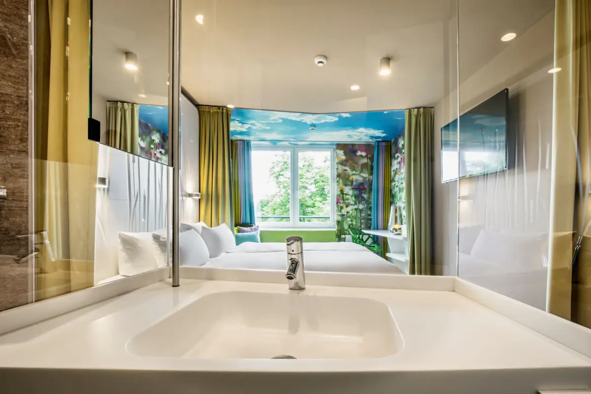 Zimmer im aja Bad Saarow Ein Waschbecken in einem Raum mit Wand und Armatur.