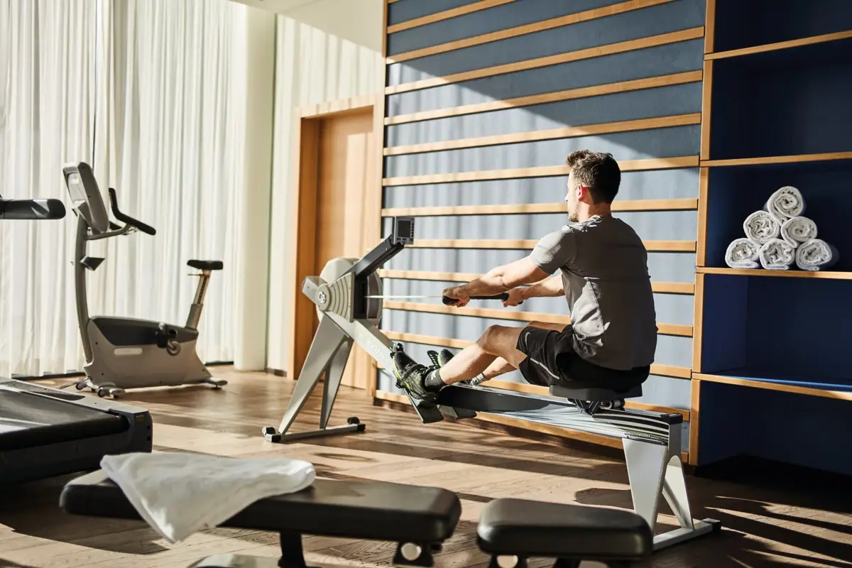 Ein Mann auf einem Rudergerät.