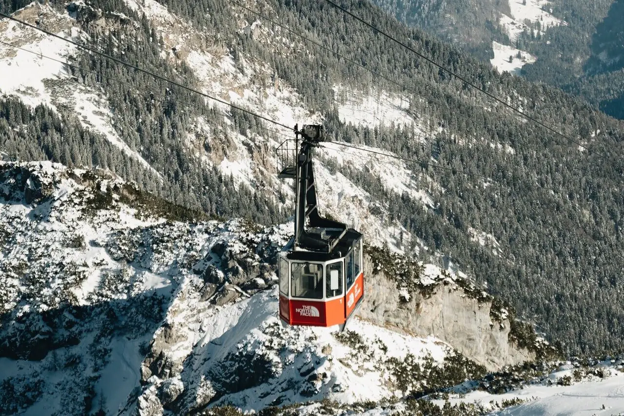Gondel im Winter Seilbahn auf einem verschneiten Berg