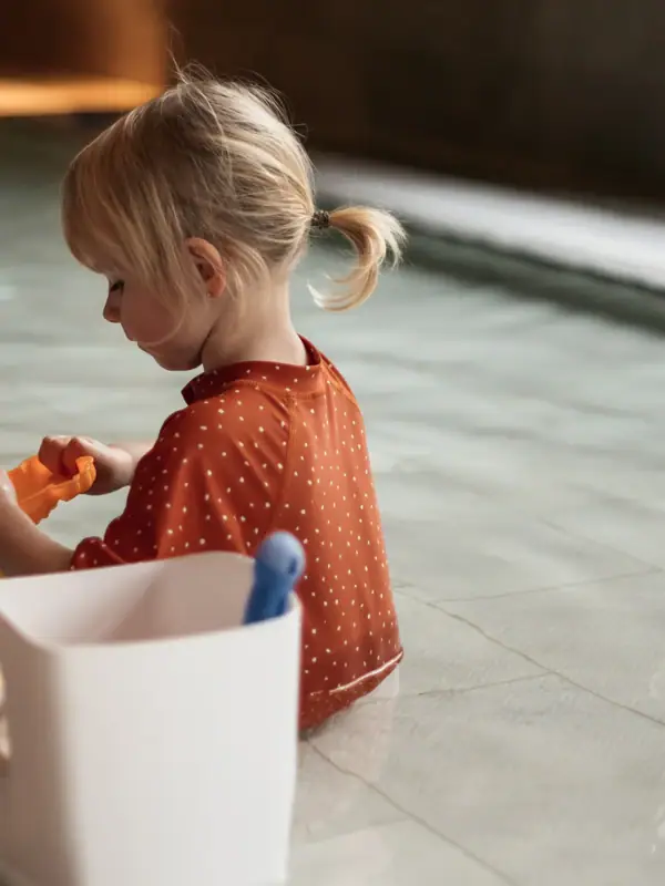 Kinderpool Ein Mädchen spielt in einem Pool.
