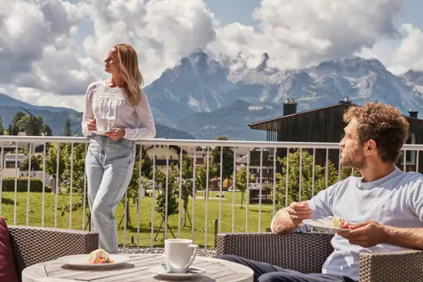 Terrasse  Ein Mann und eine Frau auf einem Balkon.