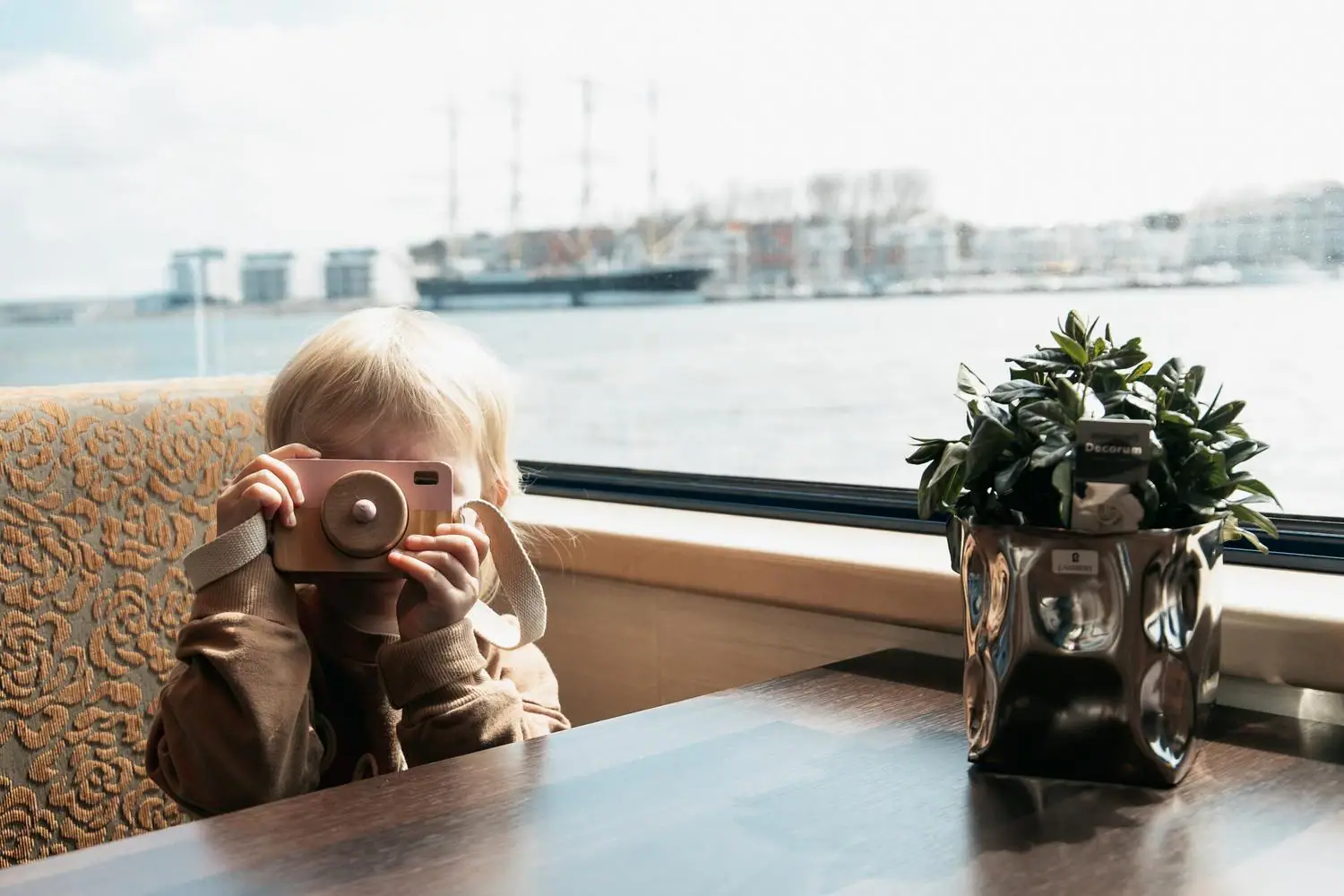 Schifffahrt Ein Kind hält eine Kamera.