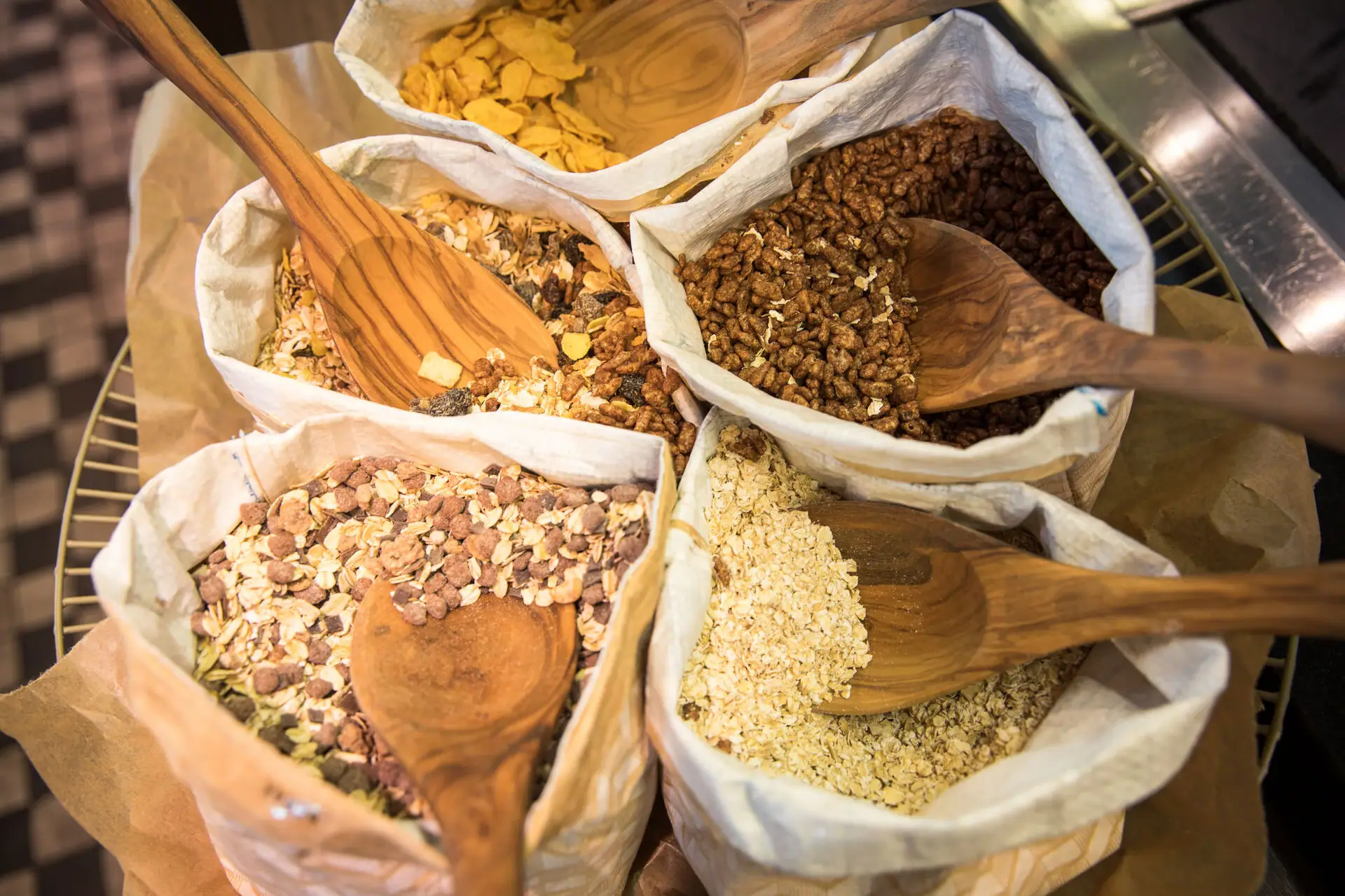 Eine Gruppe von Müslitüten und Holzlöffeln.