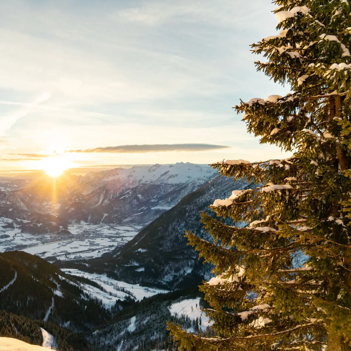 Winter in den Bergen Sonnenuntergang über einer verschneiten Bergkette