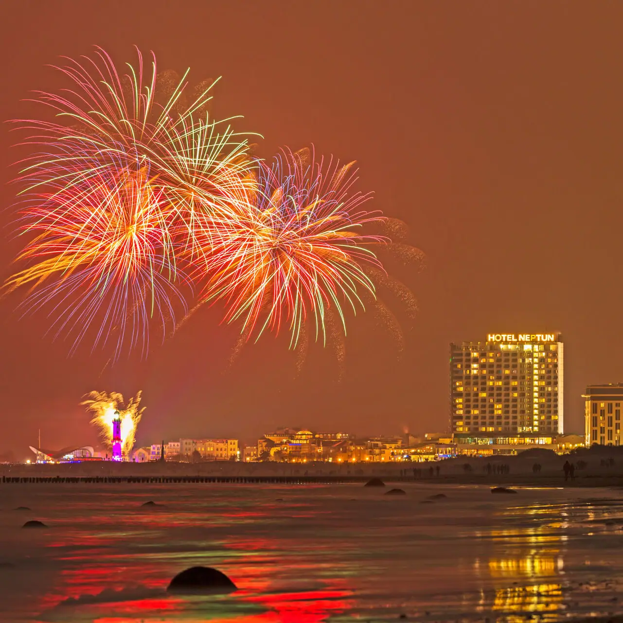Feuerwerk Feuerwerk über einem Strand bei Nacht